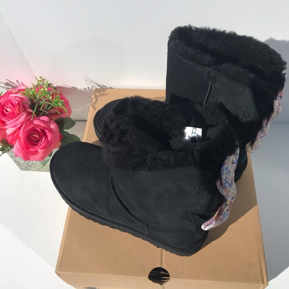 UGG Bailey Bow Abstract Splatter - Picture 8 of 9